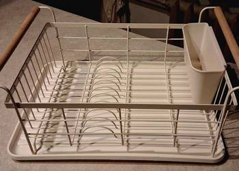 Suszarka do naczyń z elementami drewna