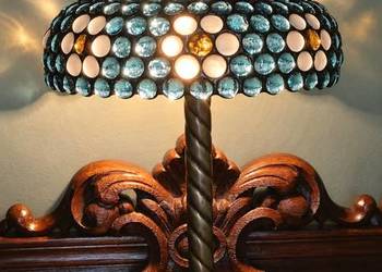 Piękna lampa witrażowa ze szklanych kaboszonów