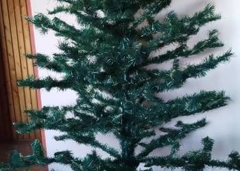 Choinka ze stojakiem z trzema mikołajkami