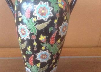 Wazon z rytymi w konturze dekoracjami,malowany farbami ceramicznymi