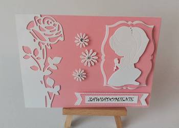 ZAWIADOMIENIA KOMUNIA DZIEWCZYNKA KLĘCZĄCA RÓŻA C6 RÓŻ - BIEL