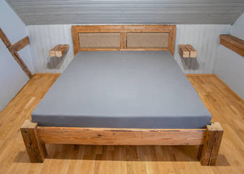 Rustykalne łózko drewniane ze starych belek i desek