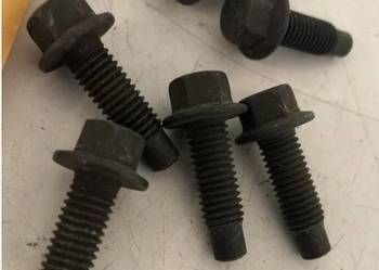 Śruba Cummins 3907860