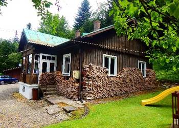 Syndyk sprzeda 37/128 udziału w zabudowanej nieruchomości z sauną w Klimków