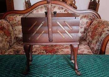 Trzy poziomowy , drewniany niciak na kółkach