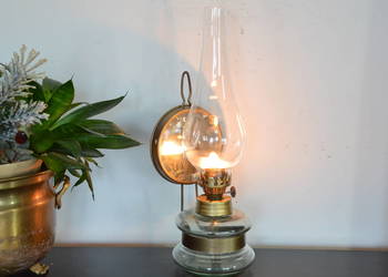 lampa naftowa stara wisząca lub stojąca z lusterkiem