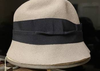 Wełniany kapelusz typu cloche stylizowany na lata. 30