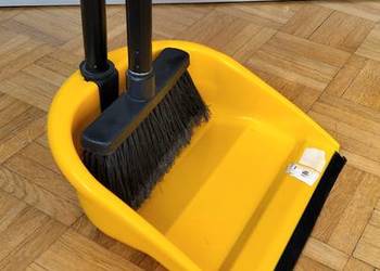 Szczotka zmiotka z szufelką na długim kijku składana