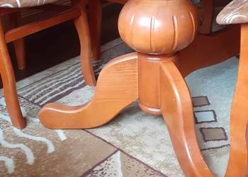 Sprzedam rozkładany  stół plus 8 krzeseł