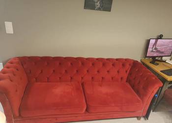 Ładna wygodna sofa