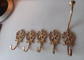Komplet pięciu wieszaków mosiężnych.
