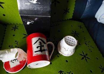 Kubek  Nowy w opakowaniu z zaparzaczem ceramika