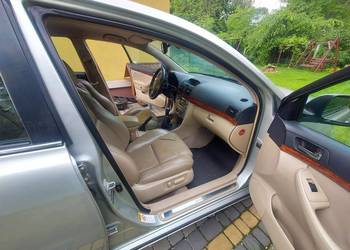 Fotele, kokpit, jasne beżowe wnętrze Toyota Avensis T25