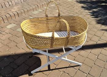 Kosz Mojżesza na stelażu