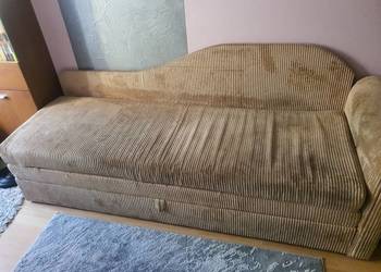 Kanapa - sofa z funkcją spania i metalowym stelażem