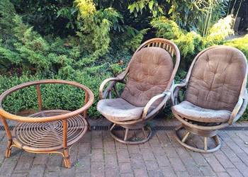 Dwa fotele obrotowe rattan plus stolik rattanowy