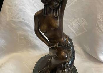 Figurka kobiety art déco z brązu na marmurowej podstawie