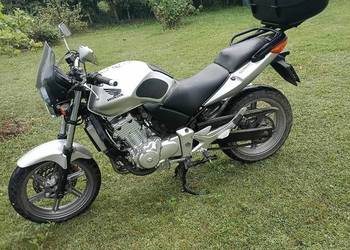 Sprzedam honda CBF 500 z 2004 roku.