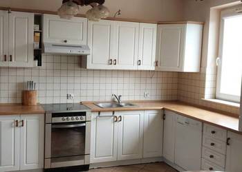 Białe drewniane meble kuchenne z blatem – zabudowa narożn