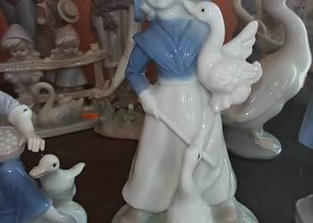 Figurka dziewczynki z 2 gąskami.