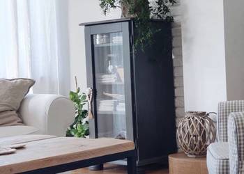 Dębowa witrynka z szybą