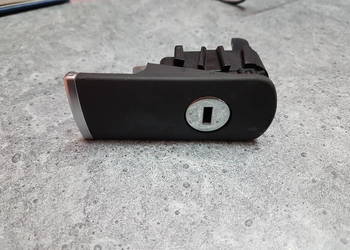 AUDI A4 B7 ZAMEK SCHOWKA 8E1857131