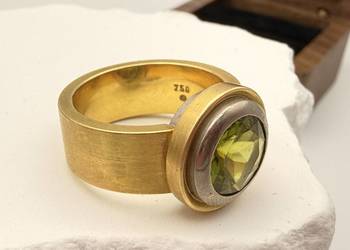 Masywny Designerski Pierścionek ze Złota Próby 750 z Intensywnym Perydotem