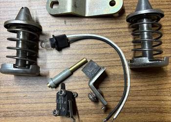 Chevrolet Corvette C2 1963 zamek i bloczki maski