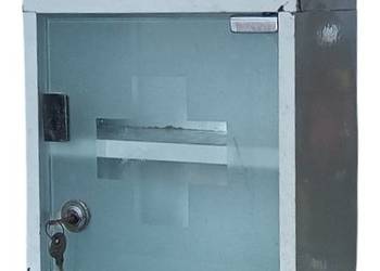 Mała Metalowa Apteczka ze Szklanymi Drzwiczkami