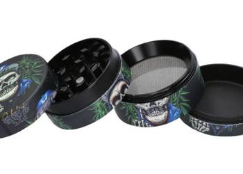 Młynek do Tytoniu Suszu Czarny z Kościotrupem Pokazującym Środkowy Palec