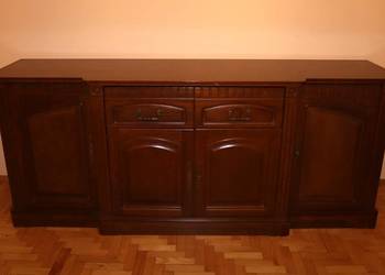 Elegancki kredens drewniany z szufladami i szafkami