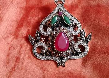 Cudna broszka z kamykami swiecącymi , piękne się mieni Cudna broszka z kamykami swiecącymi , piękne się mieni