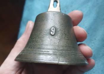 Dzwonek ręczny mosiężny przedwojenny patynowany antyk numerowany 9 brąz