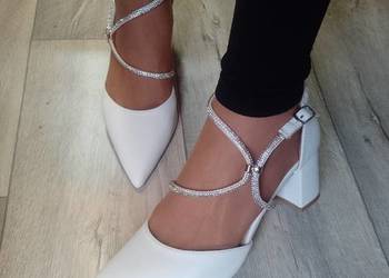 (42) Białe, bogato zdobione czółenka wieczorowe z zapięciem, NOWE