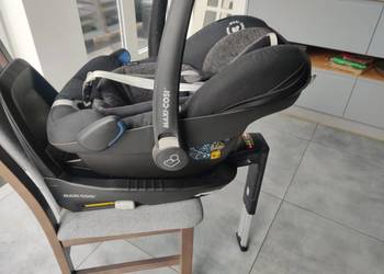 Fotelik samochodowy z baza MAXI COSI PEBBLE PRO i-Size z bazą Familyfix 3