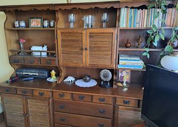 Stylowy, drewniany zestaw mebli z szufladami i półkami, idealny do przecho