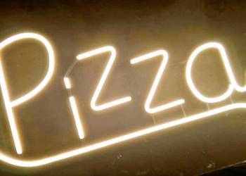 Neon led "Pizza" o wym. 80x36cm na stelażu bez pleksy Neon led "Pizza" o wym. 80x36cm na stelażu bez pleksy