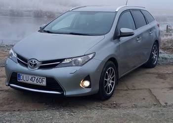 Ładny auris / Sam Parkuje