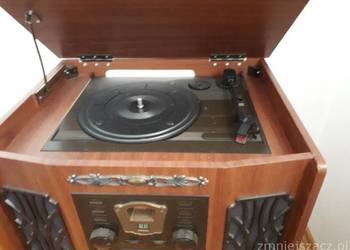Radio retro z gramofonem, magnetofonem, odtwarzaczem CD