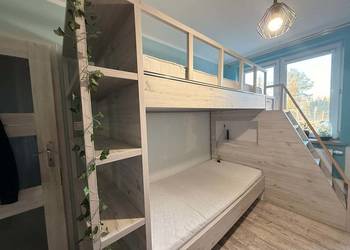 Łóżko piętrowe z półkami – solidna konstrukcja (bez materacy) ?️