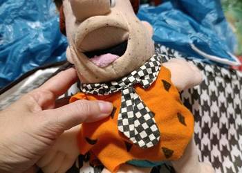pluszowa zabawka to Fred Flintstone