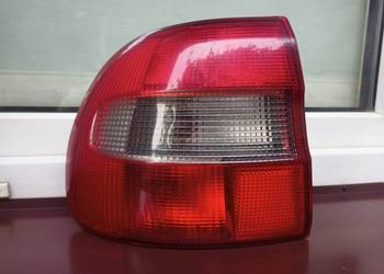 Volvo V40 lampa tył tylna lewa narożna w błotnik wkład oprawka