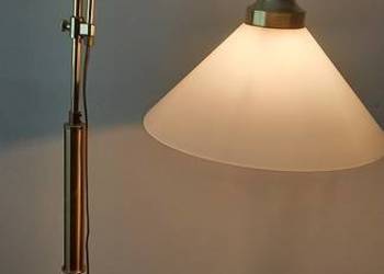 Lampa podłogowa z ruchomym ramieniem Lampa podłogowa z ruchomym ramieniem