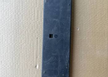 FIAT DOBLO II 2 PODSTAWA TABLICY PRZÓD 735594226