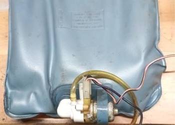 zbiornik spryskiwacza tylnej szyby wraz z pompką. Fiat 127 II generacji