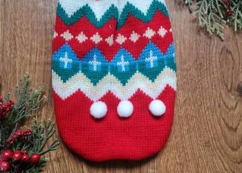 Śliczny sweterek świąteczny dla małego psa z pomponikami