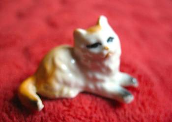 Kot - miniatura - figurka porcelana - 2,2 x 3,5 x 2 cm