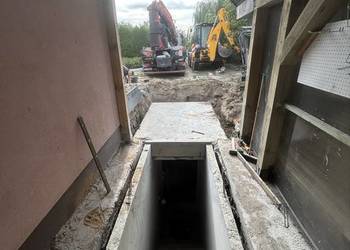 Schody betonowe głębokie do piwnicy z płaskim dachem schronu bunkru