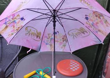 Parasol, kasa, skakanka, frisbee, rakietki i siatki na motyle, figurki