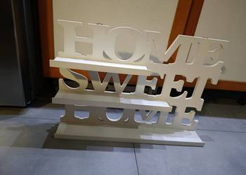 biała drewniana dekoracja stojąca z napisem „Home Sweet Home